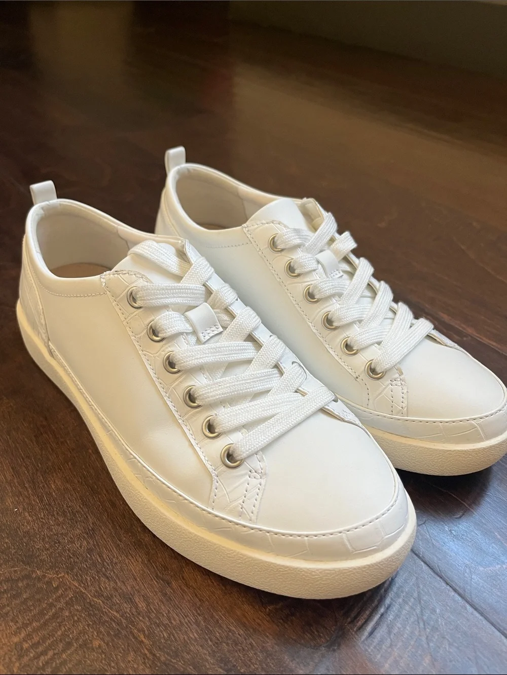 Vionic White Leather Women's Low-Top Sneakers